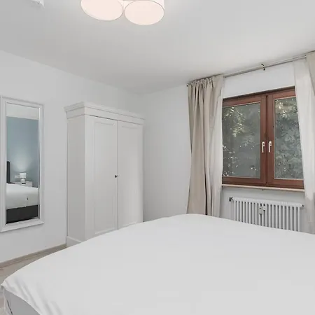 Apartment Cruwzo - Fantastic With Balcony And Parking