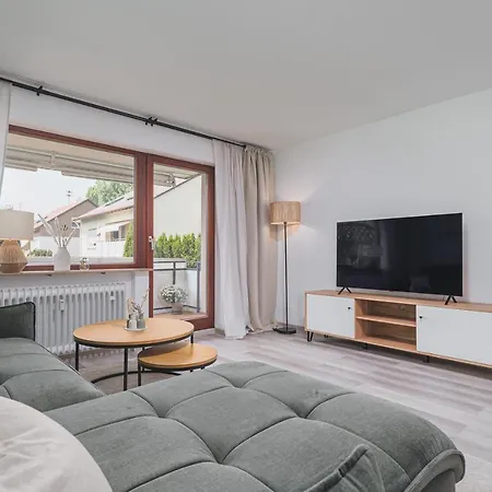 Cruwzo - Fantastic With Balcony And Parking Apartment