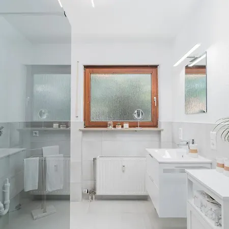 Cruwzo - Fantastic With Balcony And Parking Apartment