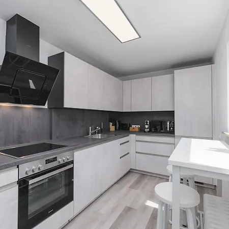 Cruwzo - Fantastic With Balcony And Parking *